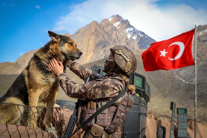 Hakkari'de PKK'nın korkulu rüyası: Kadın özel harekatçılar