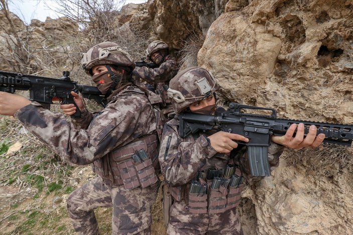 Hakkari'de PKK'nın korkulu rüyası: Kadın özel harekatçılar