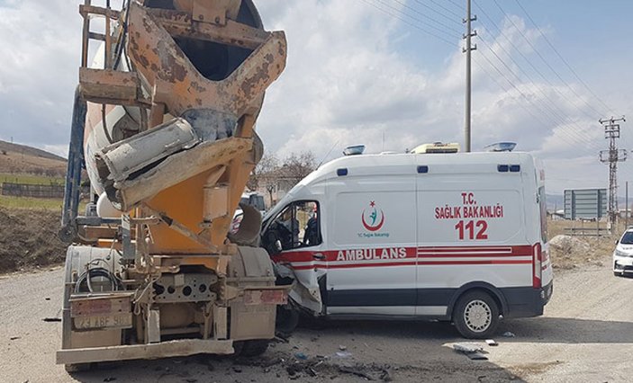 Elazığ’da iki araç çarpıştı: 4’ü çocuk 8 yaralı