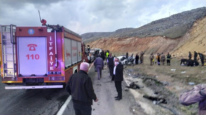 Diyarbakır'da çarpışan iki otomobil takla atarak yoldan çıktı