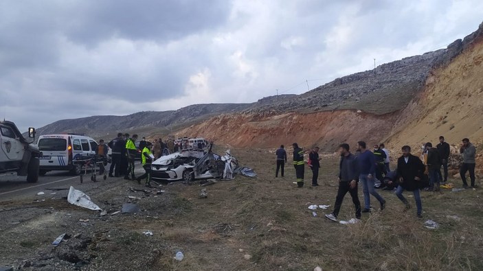 Diyarbakır'da çarpışan iki otomobil takla atarak yoldan çıktı