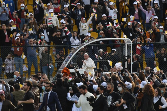 Papa’dan Erbil’de 10 bin kişilik ayin