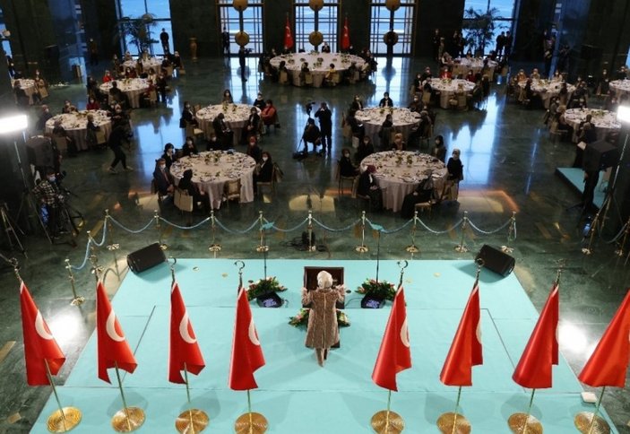 Cumhurbaşkanı Erdoğan ve eşi Emine Erdoğan kadınlarla bir araya geldi