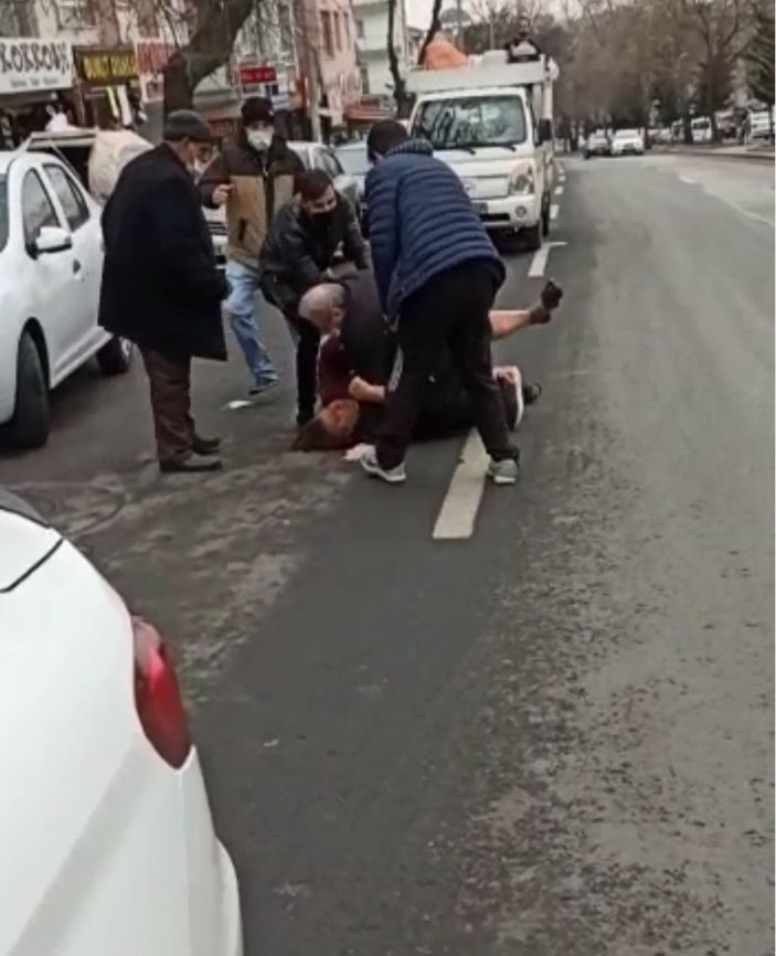 Ankara'da tartıştığı eşini sokak ortasında dövdü
