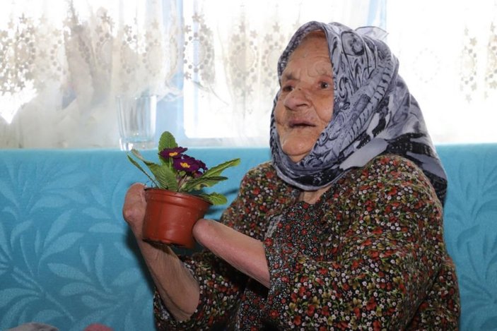 Manisalı Ayşe Nine, 72 yıl önce yaşadığı acı olayı unutamıyor