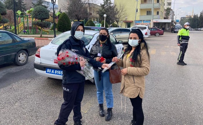 Düzce'de durdurulan kadınlar cezadan korkarken çiçekle karşılandı