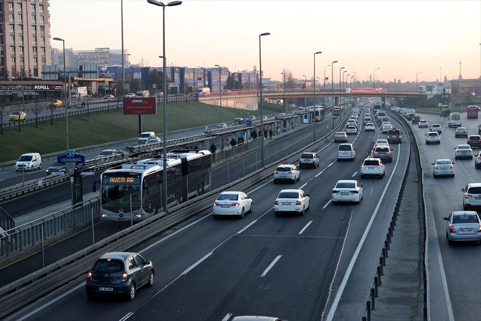 İstanbul'da kısıtlamanın bitmesiyle trafik yoğunluğu başladı