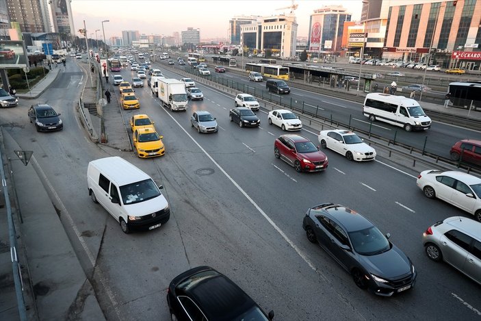 İstanbul'da kısıtlamanın bitmesiyle trafik yoğunluğu başladı