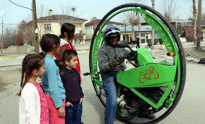 İranlı heykeltıraş tek tekerli motosiklet yaptı