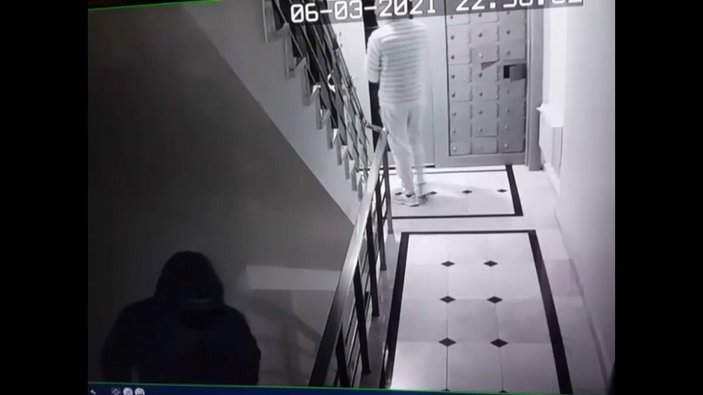 Zonguldak'ta apartmandan ayakkabı çalan hırsızlar kamerada