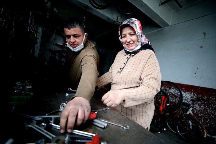 Düzce'de bisiklet tamiri yapan 'Emine usta'