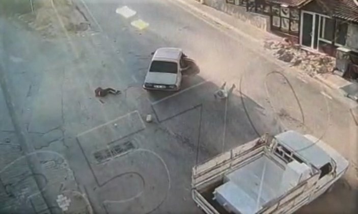 Amasya'da kaza yapan sürücü ve arkadaşı yola fırladı