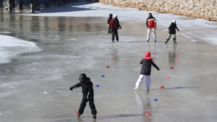 Kayak sporcusu çocuklar donan Ardıçlı Gölü'nde buz pateni keyfi yaptı