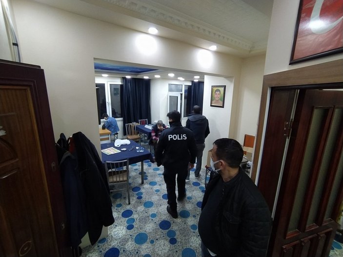 Adana'da kumarhaneye baskın düzenlendi