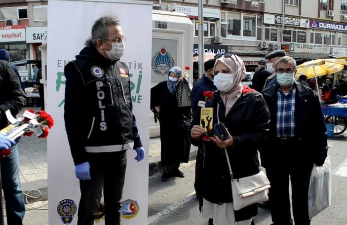 Tekirdağ'da kadınlara dağıtılan karanfil sırasına erkek de girdi