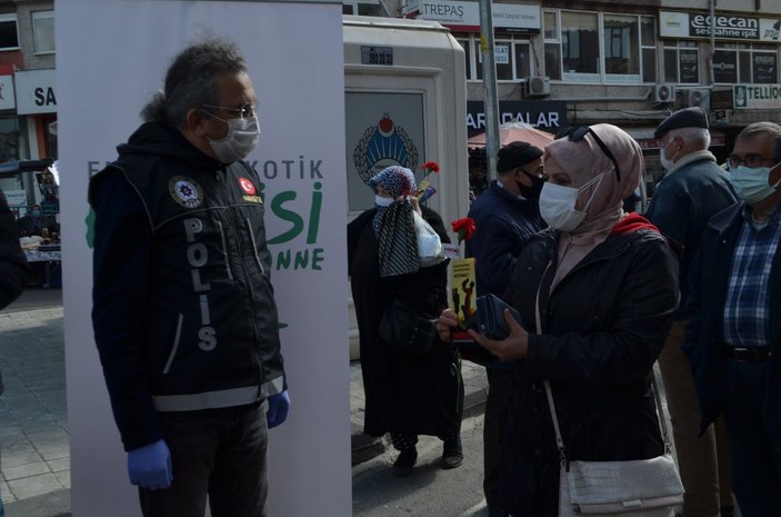 Tekirdağ'da kadınlara dağıtılan karanfil sırasına erkek de girdi