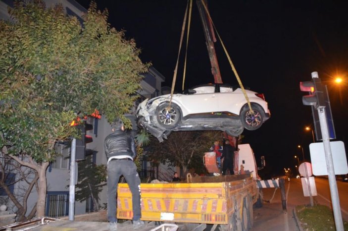 Aydın'da taksiye çarpan otomobil bahçe duvarında asılı kaldı