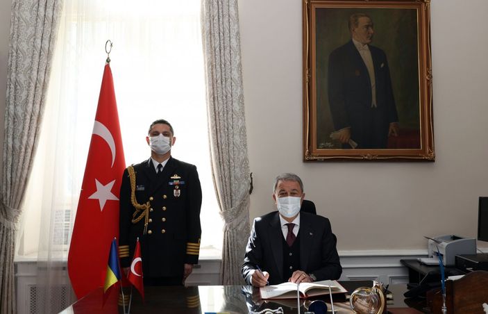 İ Milli Savunma Bakanı Akar Türkiye'nin Bükreş Büyükelçiliğini ziyaret etti