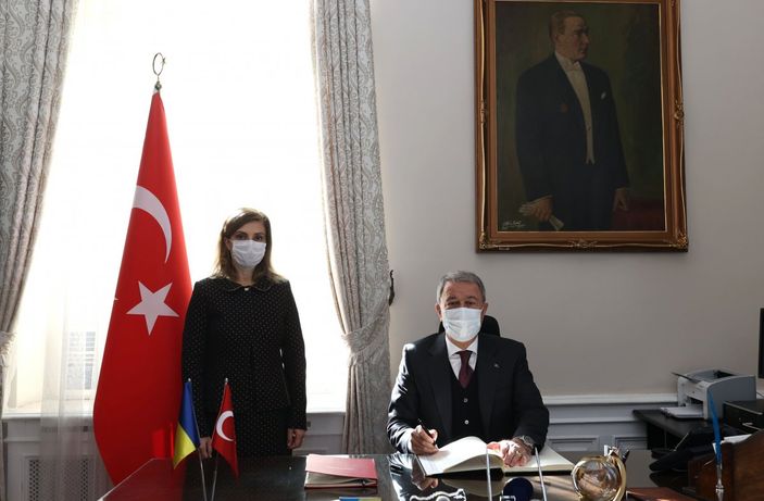 İ Milli Savunma Bakanı Akar Türkiye'nin Bükreş Büyükelçiliğini ziyaret etti