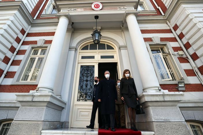 İ Milli Savunma Bakanı Akar Türkiye'nin Bükreş Büyükelçiliğini ziyaret etti
