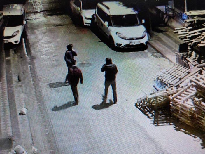 Sultangazi'deki dubleks evden bilezik çalan hırsızlar kamerada