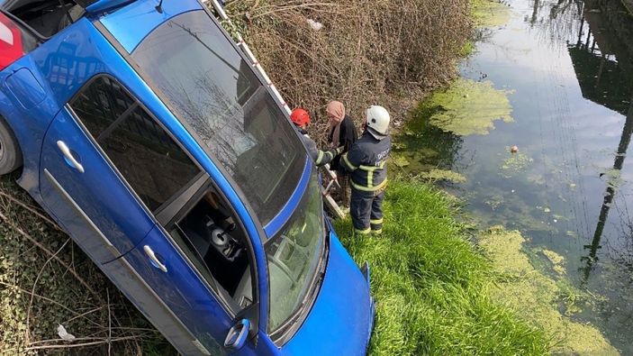 i Düzce'de dereye düşen otomobildeki anne-kız yaralandı