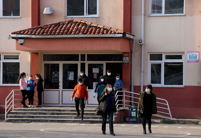 Edirne'de polisten teneffüse çıkan öğrencilere koronavirüs uyarısı