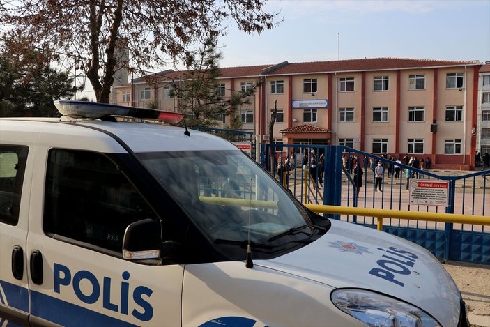 Edirne'de polisten teneffüse çıkan öğrencilere koronavirüs uyarısı