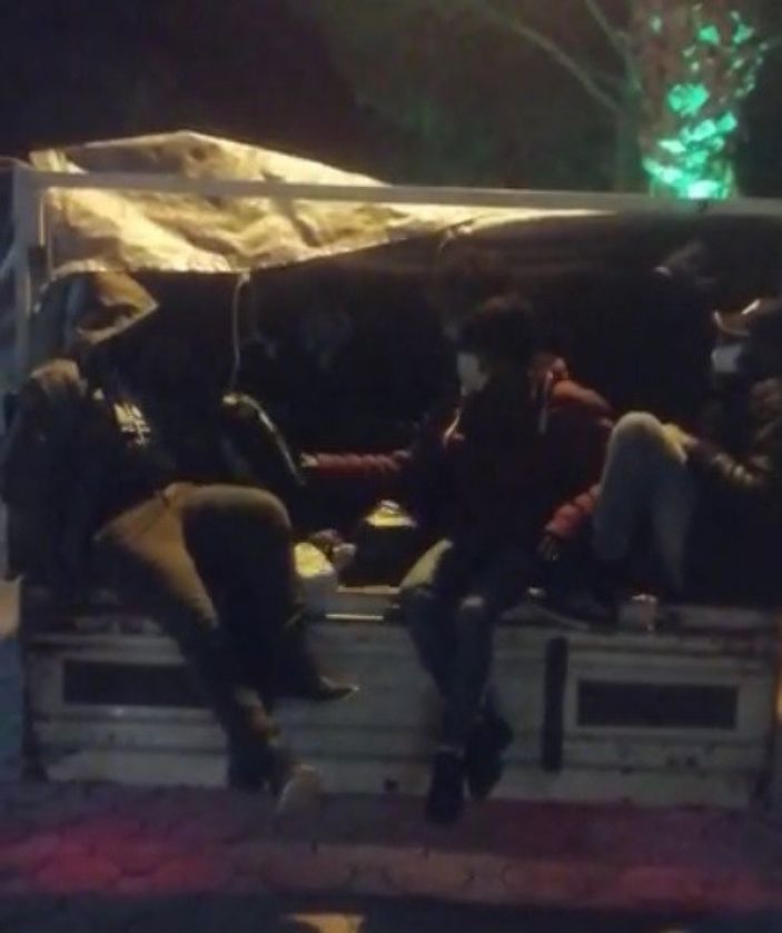 İ İzmir'de durdurulan araçtan 25 göçmen çıktı