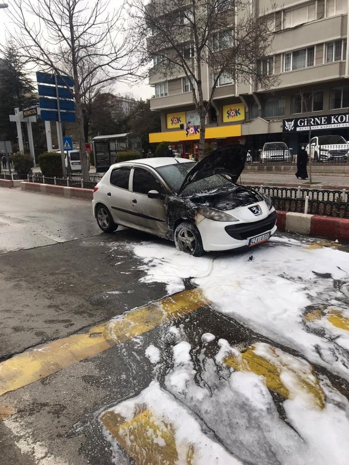 i Afyonkarahisar’da aracı yanan sürücü canını zor kurtardı