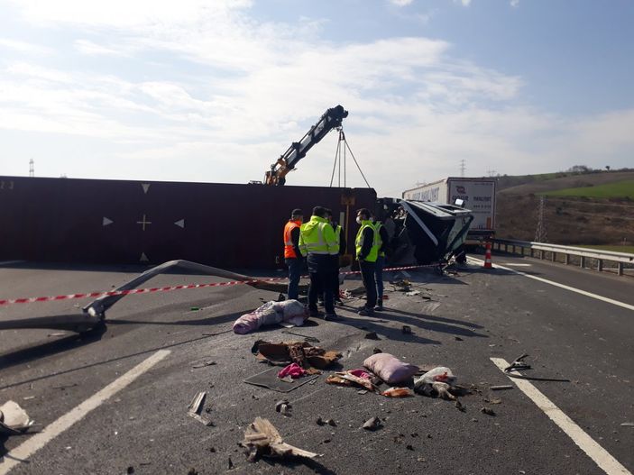 i Arnavutköy'de devrilen tırın şoförü yaralandı