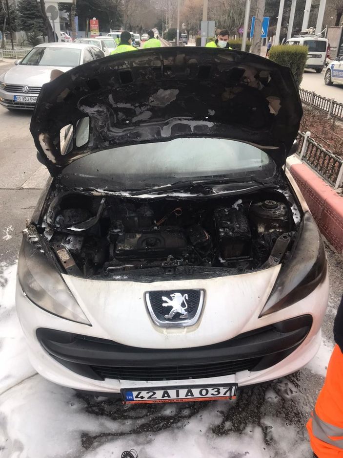 i Afyonkarahisar’da aracı yanan sürücü canını zor kurtardı