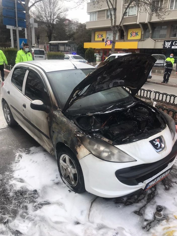 i Afyonkarahisar’da aracı yanan sürücü canını zor kurtardı