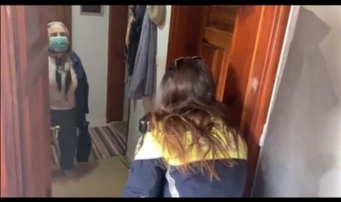 Marmaris'te yaşlı çifti aşıya polisler götürdü