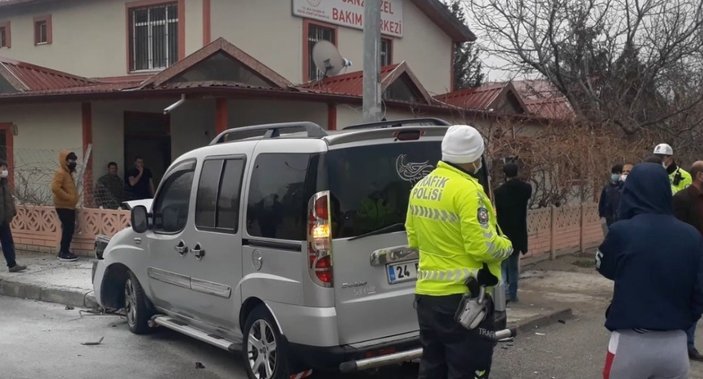 Erzincan’da kadın panelvan minibüsün altında kalmaktan son anda kurtuldu