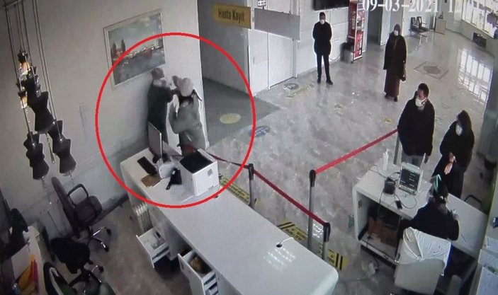 Samsun'da 17 yaşındaki kız, sağlık çalışanını darbetti