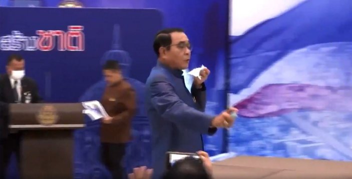 Tayland Başbakanı Prayut, gazetecilere dezenfektan sıktı