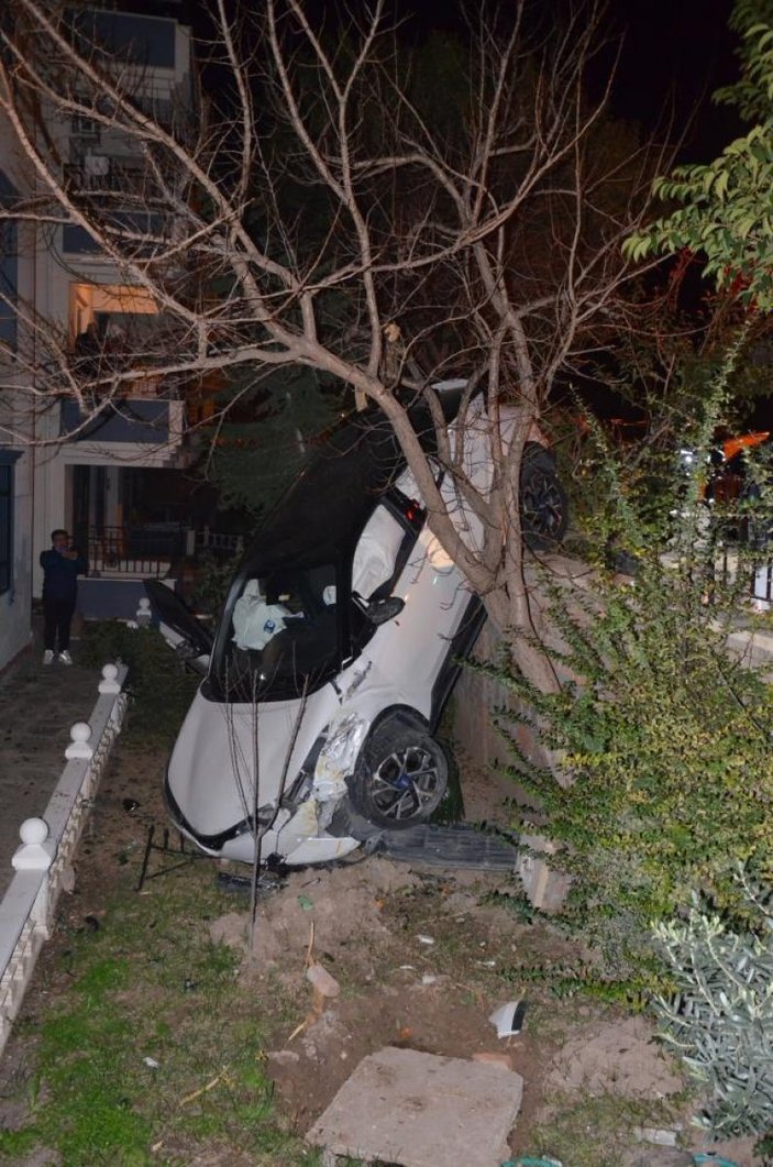 Aydın'da taksiye çarpan otomobil bahçe duvarında asılı kaldı