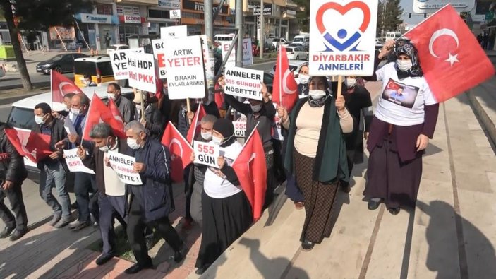 Diyarbakır'da evlat nöbeti tutan ailelerden teröre lanet yürüyüşü