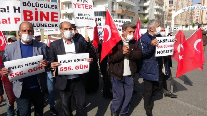 Diyarbakır'da evlat nöbeti tutan ailelerden teröre lanet yürüyüşü