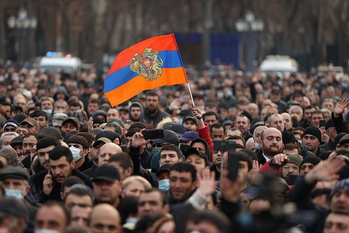 Ermenistan'da Paşinyan, genelkurmay başkanını görevden aldı