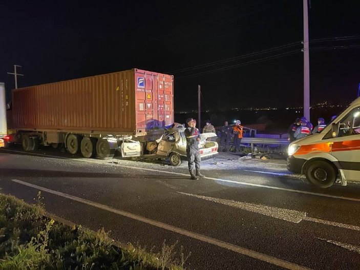 İzmir'de otomobil tıra çarptı: 1 ölü