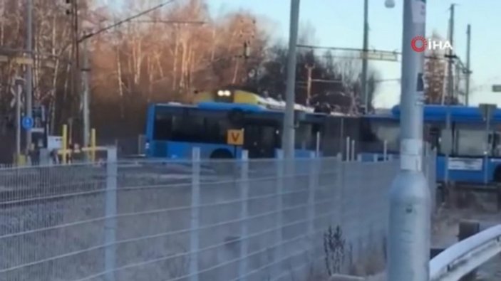 İsveç'te tren otobüsü biçti