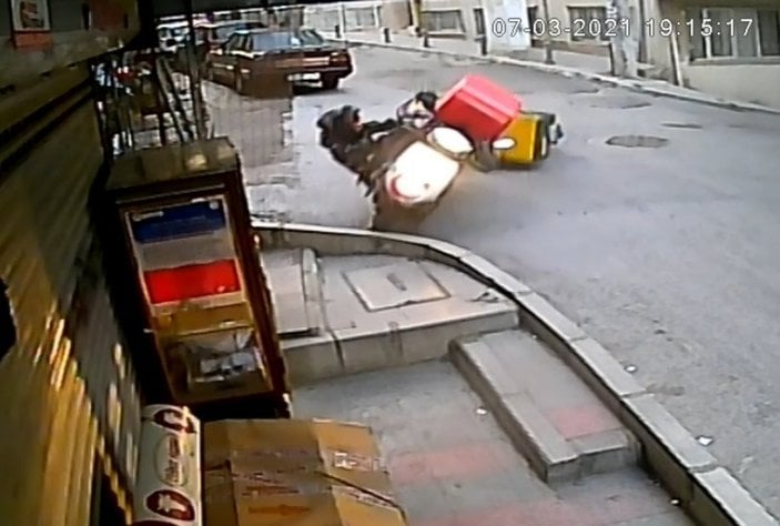 İzmir'de kuryelerin kazası kamerada