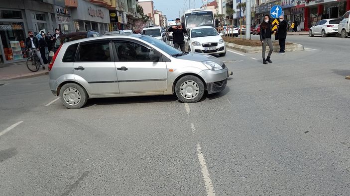 Sakarya'da aynı anda 2 kaza karışıklığa neden oldu