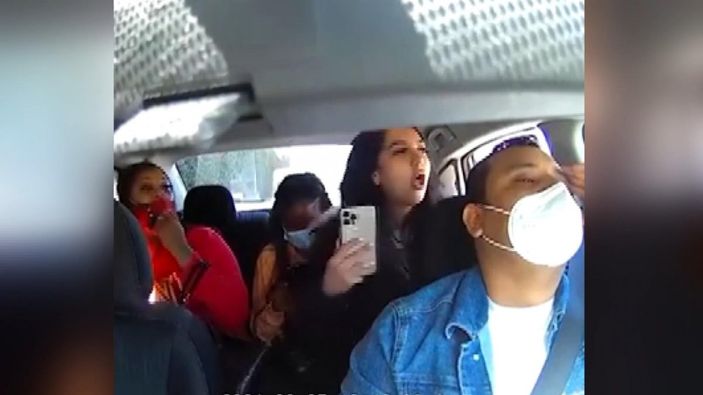 d ABD’de 3 kadın Uber şoförünün maskesini yırtıp, biber gazı sıktı