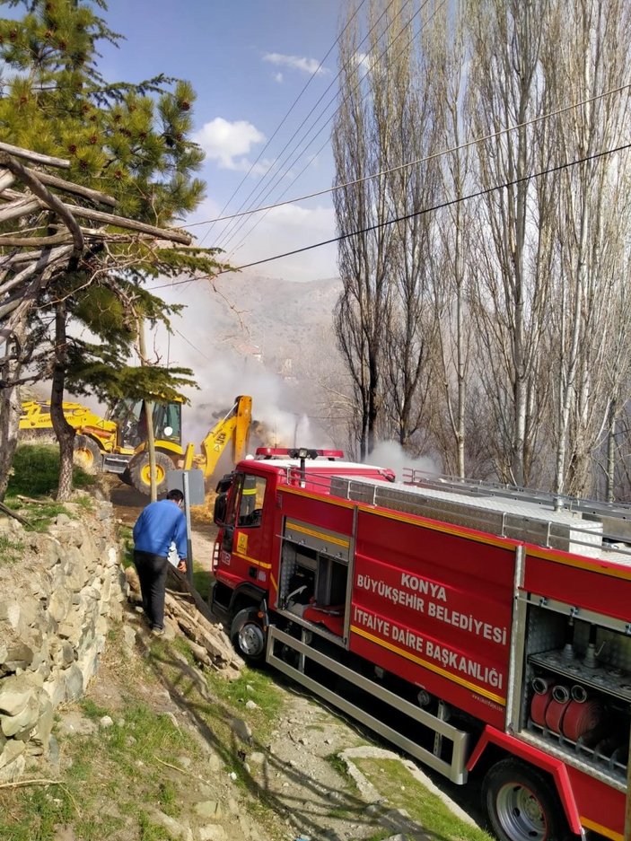 Konya’da saman yüklü tır alev alev yandı