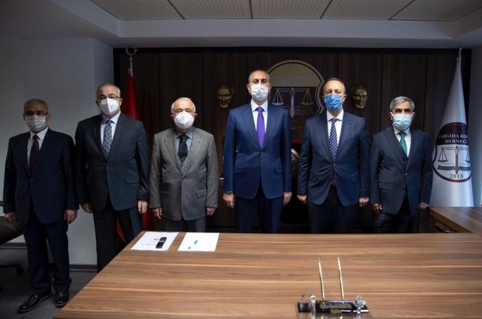 d Abdulhamit Gül: Bugün darbecileri yargılayan bir yargı var