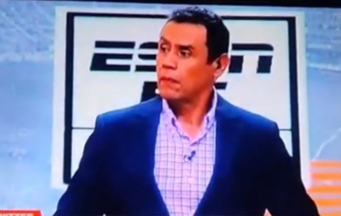 Kolombiya ESPN stüdyosunda yorumcunun üzerine dekor devrildi