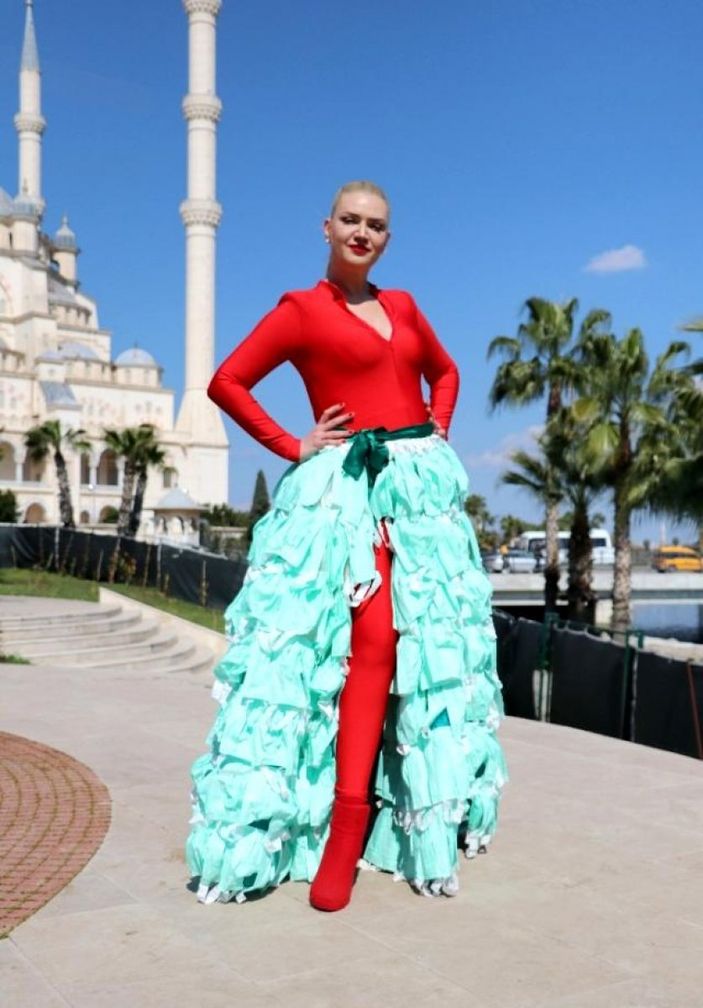 Doğa Bekleriz'in maskeli elbisesi